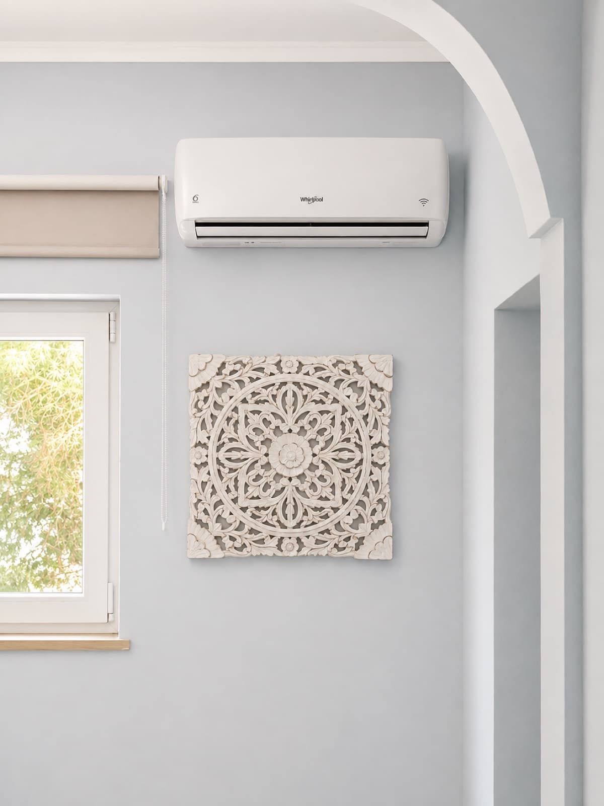 Ar condicionado Whirlpool instalado numa parede com moldura decorativa em relevo