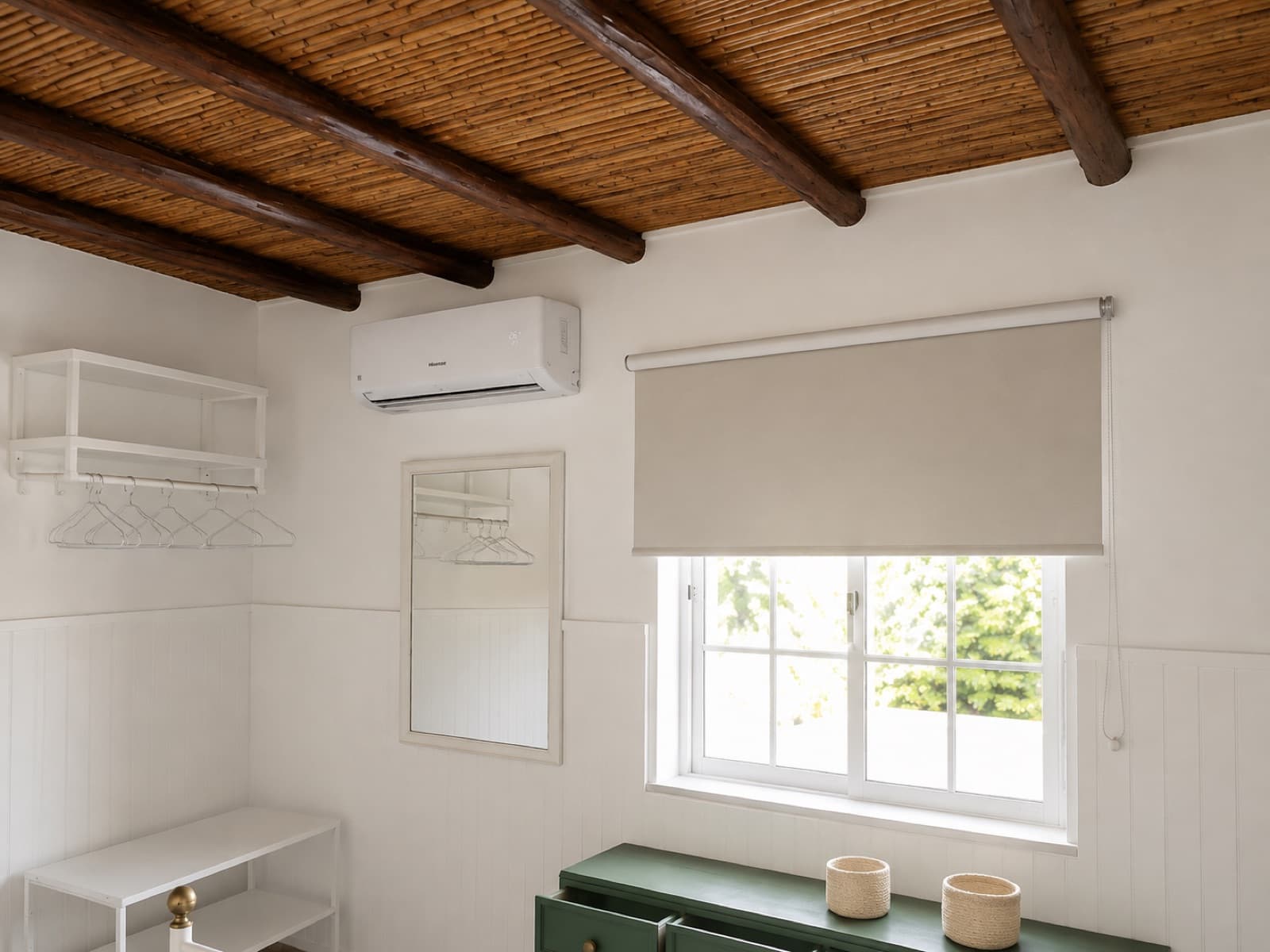Ar condicionado Whirlpool instalado sob um teto de bambu, num closet