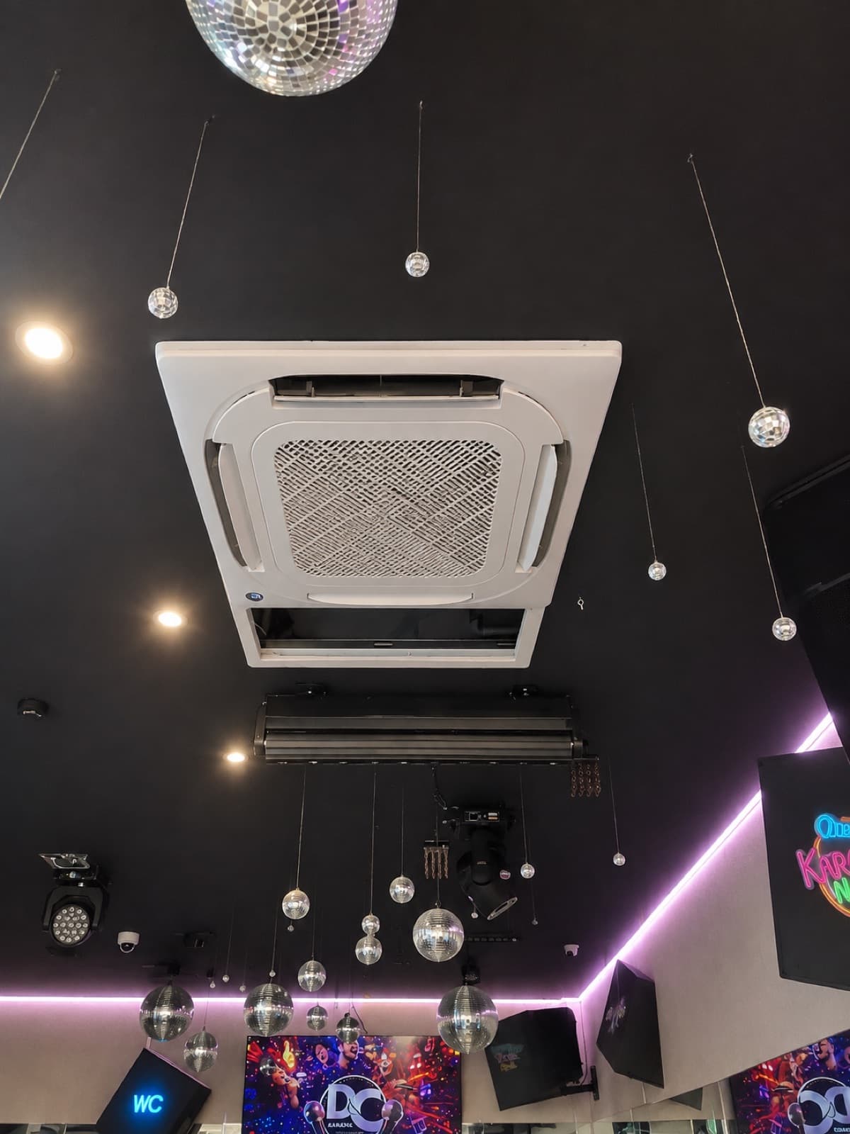 Unidade de teto (cassete) de ar condicionado instalada numa sala de karaoke